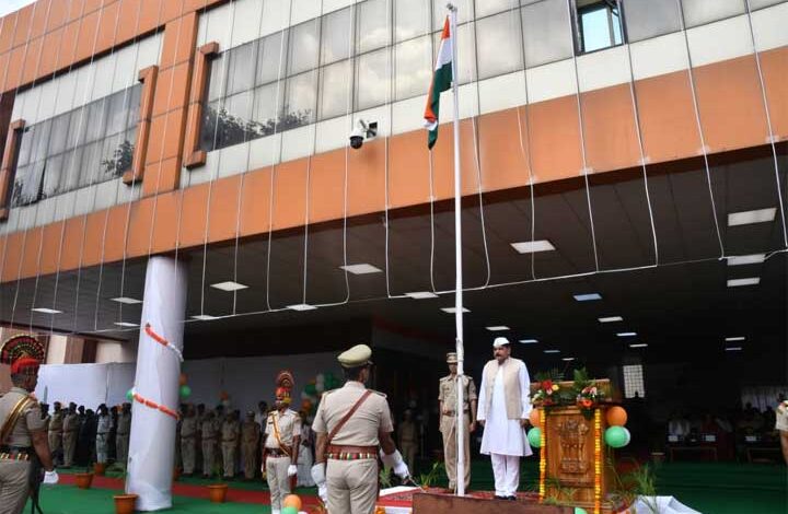 स्वतंत्रता दिवस के अवसर पर मंडल रेल प्रबंधक कार्यालय रायपुर में मंडल रेल प्रबंधक श्री दयानंद ने राष्ट्रीय ध्वज फहराया स्वतंत्रता दिवस के अवसर पर मंडल रेल प्रबंधक कार्यालय रायपुर में मंडल रेल प्रबंधक श्री दयानंद ने राष्ट्रीय ध्वज फहराया