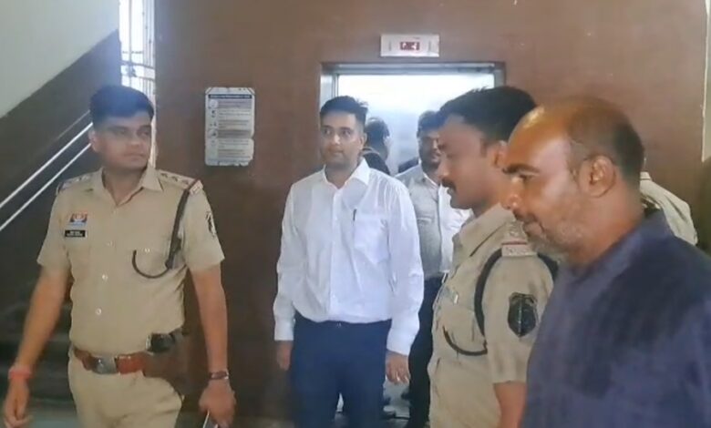 शराब घोटाला: ACB ने चैतन्य बघेल को गिरफ्तार किया, 6 अक्टूबर तक रिमांड पर शराब घोटाला: ACB ने चैतन्य बघेल को गिरफ्तार किया, 6 अक्टूबर तक रिमांड पर