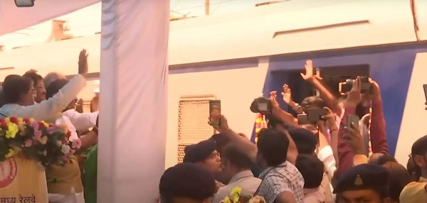 रायपुर-राजिम मेमू पैसेंजर ट्रेन सेवा का शुभारंभ: यात्रियों को बड़ी सौगात रायपुर-राजिम मेमू पैसेंजर ट्रेन सेवा का शुभारंभ: यात्रियों को बड़ी सौगात