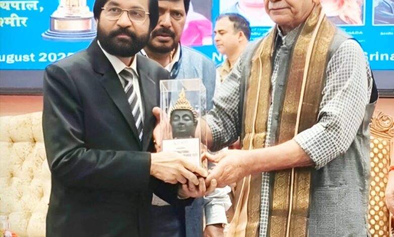 गरीबों के मसीहा डॉ सहाय को जम्मू कश्मीर के उपराज्यपाल के हाथों मिला अंतर्राष्ट्रीय पुरस्कार गरीबों के मसीहा डॉ सहाय को जम्मू कश्मीर के उपराज्यपाल के हाथों मिला अंतर्राष्ट्रीय पुरस्कार