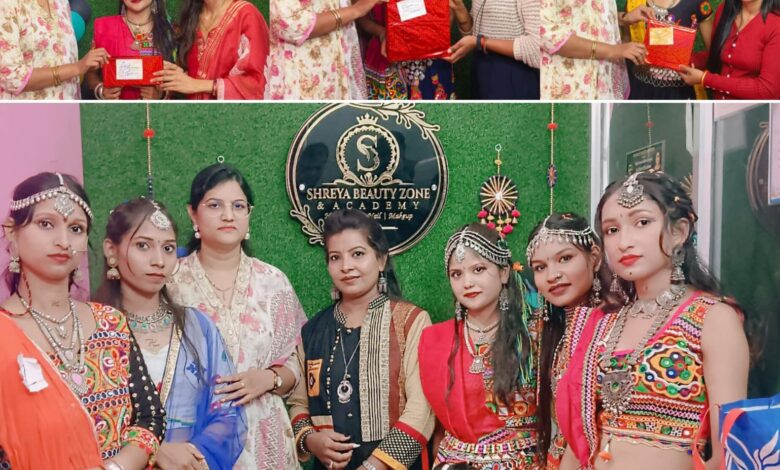 श्रृंगार प्रतियोगिता का हुआ आयोजन प्रतिभाशाली ब्यूटीशियन का वैदिक न्यूज की एम् डी सैय्यद सलमा ने किया पुरस्कार वितरण श्रृंगार प्रतियोगिता का हुआ आयोजन प्रतिभाशाली ब्यूटीशियन का वैदिक न्यूज की एम् डी सैय्यद सलमा ने किया पुरस्कार वितरण