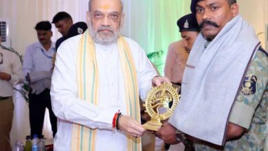 केन्द्रीय गृह एवं सहकारिता मंत्री श्री अमित शाह ने कर्रेगुट्टालु पहाड़ी पर ‘ऑपरेशन ब्लैक फॉरेस्ट’ को सफलतापूर्वक अंजाम देने वाले सीआरपीएफ, छत्तीसगढ़ पुलिस, डीआरजीऔर कोबरा के जवानों से भेंट की और उन्हें सम्मानित किया केन्द्रीय गृह एवं सहकारिता मंत्री श्री अमित शाह ने कर्रेगुट्टालु पहाड़ी पर ‘ऑपरेशन ब्लैक फॉरेस्ट’ को सफलतापूर्वक अंजाम देने वाले सीआरपीएफ, छत्तीसगढ़ पुलिस, डीआरजीऔर कोबरा के जवानों से भेंट की और उन्हें सम्मानित किया