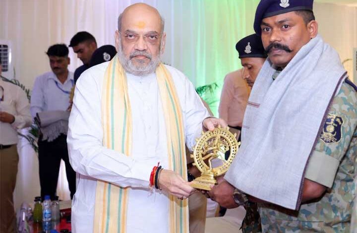 केन्द्रीय गृह एवं सहकारिता मंत्री श्री अमित शाह ने कर्रेगुट्टालु पहाड़ी पर ‘ऑपरेशन ब्लैक फॉरेस्ट’ को सफलतापूर्वक अंजाम देने वाले सीआरपीएफ, छत्तीसगढ़ पुलिस, डीआरजीऔर कोबरा के जवानों से भेंट की और उन्हें सम्मानित किया केन्द्रीय गृह एवं सहकारिता मंत्री श्री अमित शाह ने कर्रेगुट्टालु पहाड़ी पर ‘ऑपरेशन ब्लैक फॉरेस्ट’ को सफलतापूर्वक अंजाम देने वाले सीआरपीएफ, छत्तीसगढ़ पुलिस, डीआरजीऔर कोबरा के जवानों से भेंट की और उन्हें सम्मानित किया