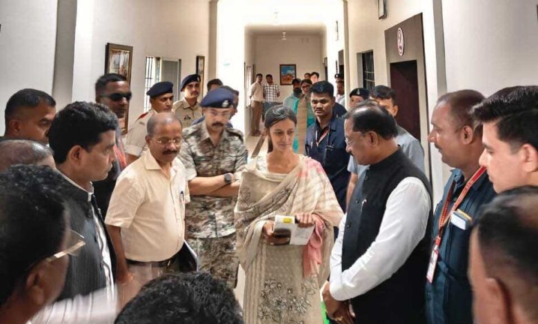 बाढ़ में बही पुस्तकें, टेबलेट भी हुआ खराब, पर नहीं रुकेगी पूनम की प्रतियोगी परीक्षा की तैयारी