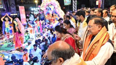 विविध पौराणिक प्रसंगों एवं आधुनिक घटनाओं पर आधारित सुसज्जित झांकियां बनी आकर्षण का केंद्र: झांकियों को देखने रायपुर में उमड़ा जनसैलाब विविध पौराणिक प्रसंगों एवं आधुनिक घटनाओं पर आधारित सुसज्जित झांकियां बनी आकर्षण का केंद्र: झांकियों को देखने रायपुर में उमड़ा जनसैलाब