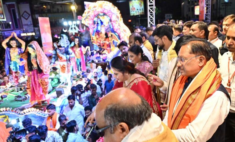 विविध पौराणिक प्रसंगों एवं आधुनिक घटनाओं पर आधारित सुसज्जित झांकियां बनी आकर्षण का केंद्र: झांकियों को देखने रायपुर में उमड़ा जनसैलाब विविध पौराणिक प्रसंगों एवं आधुनिक घटनाओं पर आधारित सुसज्जित झांकियां बनी आकर्षण का केंद्र: झांकियों को देखने रायपुर में उमड़ा जनसैलाब