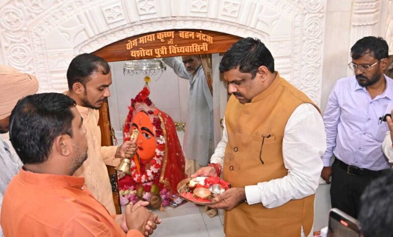 स्कूल शिक्षा मंत्री गजेन्द्र यादव ने धमतरी में माँ विंध्यवासिनी मंदिर में की पूजा-अर्चना