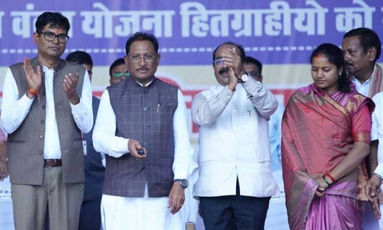 महतारी वंदन योजना के तहत मुख्यमंत्री श्री साय ने महिलाओं के खातों में अंतरित किए 1000-1000 रुपये महतारी वंदन योजना के तहत मुख्यमंत्री श्री साय ने महिलाओं के खातों में अंतरित किए 1000-1000 रुपये