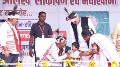 मुख्यमंत्री विष्णुदेव साय का आत्मीय और वात्सल्यपूर्ण व्यवहार..नन्ही बच्ची भूमिका बघेल को दुलारते हुए खिलाया महुआ लड्डू मुख्यमंत्री विष्णुदेव साय का आत्मीय और वात्सल्यपूर्ण व्यवहार..नन्ही बच्ची भूमिका बघेल को दुलारते हुए खिलाया महुआ लड्डू