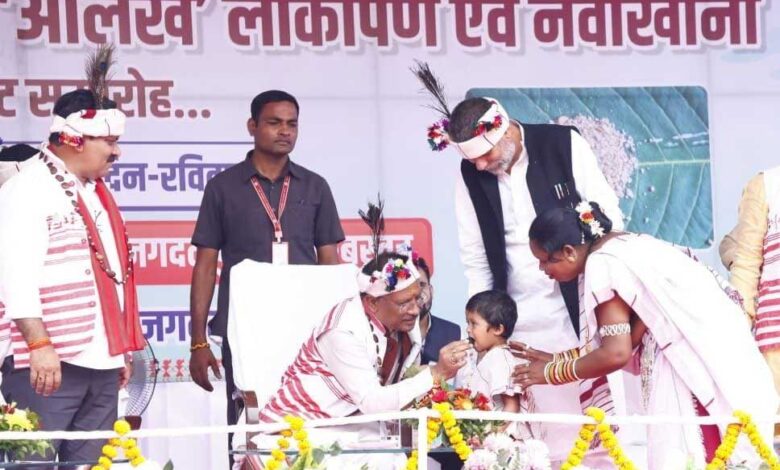 मुख्यमंत्री विष्णुदेव साय का आत्मीय और वात्सल्यपूर्ण व्यवहार..नन्ही बच्ची भूमिका बघेल को दुलारते हुए खिलाया महुआ लड्डू मुख्यमंत्री विष्णुदेव साय का आत्मीय और वात्सल्यपूर्ण व्यवहार..नन्ही बच्ची भूमिका बघेल को दुलारते हुए खिलाया महुआ लड्डू