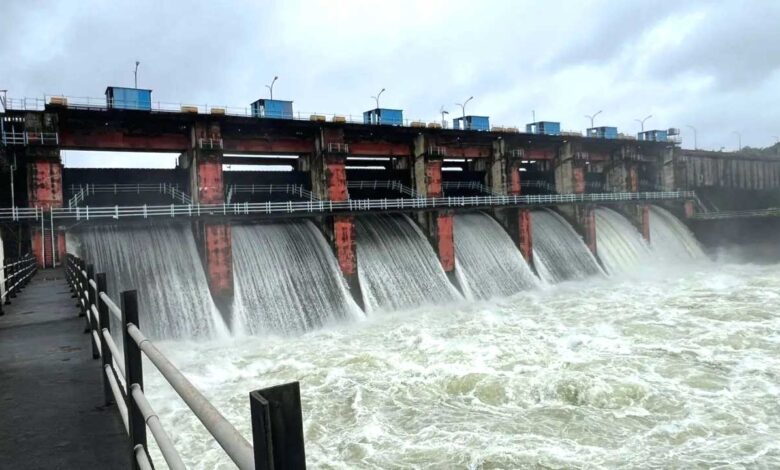 इरई डैम का बढ़ रहा जलस्तर, 0.50 मीटर खोले गए 7 दरवाजे इरई डैम का बढ़ रहा जलस्तर, 0.50 मीटर खोले गए 7 दरवाजे