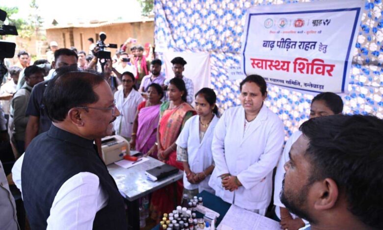 बाढ़ प्रभावितों का हाल जानने उनके बीच पहुँचे मुख्यमंत्री साय: अधिकारियों को राहत एवं पुनर्वास कार्यों में तेजी लाने के निर्देश बाढ़ प्रभावितों का हाल जानने उनके बीच पहुँचे मुख्यमंत्री साय: अधिकारियों को राहत एवं पुनर्वास कार्यों में तेजी लाने के निर्देश