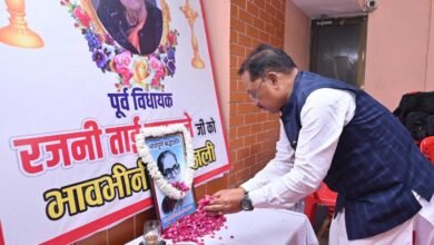 मुख्यमंत्री श्री साय ने रायपुर की पहली महिला विधायक स्वर्गीय रजनी ताई उपासने के निवास पहुंचकर अर्पित की श्रद्धांजलि मुख्यमंत्री श्री साय ने रायपुर की पहली महिला विधायक स्वर्गीय रजनी ताई उपासने के निवास पहुंचकर अर्पित की श्रद्धांजलि