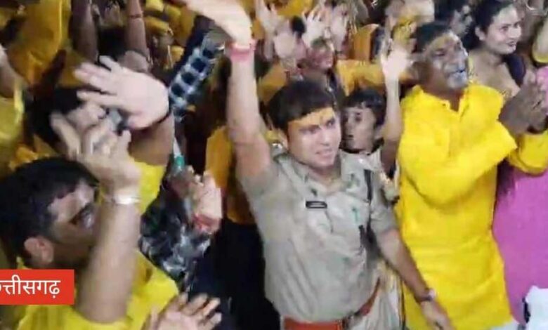 मुंगेली एसपी भोजराम पटेल भजन में थिरके, वर्दी की गरिमा और पुलिस आचार संहिता पर उठे सवाल मुंगेली एसपी भोजराम पटेल भजन में थिरके, वर्दी की गरिमा और पुलिस आचार संहिता पर उठे सवाल