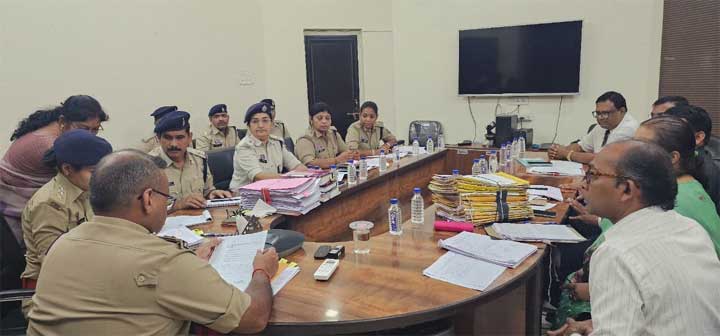 पुलिस महानिरीक्षक दुर्ग रेंज रामगोपाल गर्ग (भा.पु.से.) द्वारा रेंज स्तरीय दोषमुक्ति प्रकरणों की समीक्षा बैठक आयोजित पुलिस महानिरीक्षक दुर्ग रेंज रामगोपाल गर्ग (भा.पु.से.) द्वारा रेंज स्तरीय दोषमुक्ति प्रकरणों की समीक्षा बैठक आयोजित