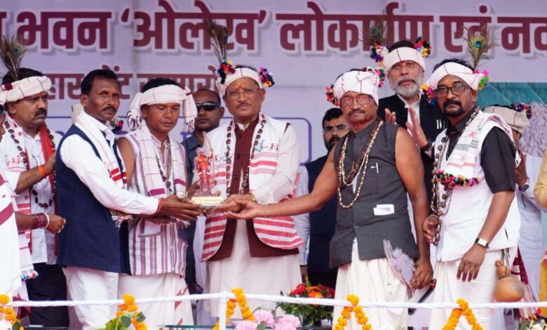 जगदलपुर में धुरवा समाज के संभाग स्तरीय नुआखाई मिलन समारोह एवं नवनिर्मित सामाजिक भवन ओलेख के लोकार्पण कार्यक्रम में शामिल हुए मुख्यमंत्री विष्णुदेव साय जगदलपुर में धुरवा समाज के संभाग स्तरीय नुआखाई मिलन समारोह एवं नवनिर्मित सामाजिक भवन ओलेख के लोकार्पण कार्यक्रम में शामिल हुए मुख्यमंत्री विष्णुदेव साय