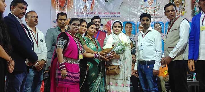 धमतरी  जिले की  प्रिंट मीडिया की पहली मुस्लिम महिला पत्रकार मुनीजा़ हुसैनी  का जांजगीर के  ऑडिटोरिम में  सम्मान