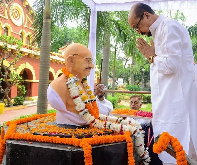 राज्यपाल डेका ने महात्मा गांधी और लाल बहादुर शास्त्री को पुष्पांजलि अर्पित की राज्यपाल डेका ने महात्मा गांधी और लाल बहादुर शास्त्री को पुष्पांजलि अर्पित की