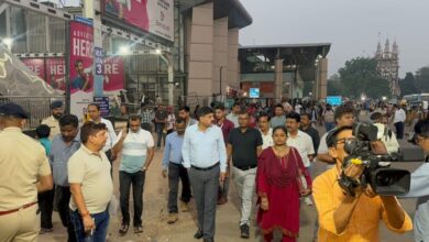 मंडल रेल प्रबंधक दयानंद ने रायपुर स्टेशन पर त्योहारी सीजन में क्राउड मैनेजमेंट पर मीडिया के साथ रेलवे की तैयारी को साझा किया मंडल रेल प्रबंधक दयानंद ने रायपुर स्टेशन पर त्योहारी सीजन में क्राउड मैनेजमेंट पर मीडिया के साथ रेलवे की तैयारी को साझा किया