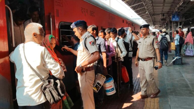 त्यौहारों के दौरान सुरक्षित एवं सहज यात्रा सुनिश्चित करने हेतु व्यापक प्रबंध त्यौहारों के दौरान सुरक्षित एवं सहज यात्रा सुनिश्चित करने हेतु व्यापक प्रबंध