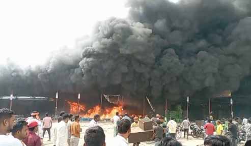 भाटापारा शहर के नई थोक सब्जी मंडी में लगी भीषण आग भाटापारा शहर के नई थोक सब्जी मंडी में लगी भीषण आग
