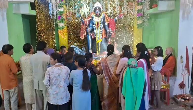 भटगांव में 9 दिनों तक होती है माँ काली की विशेष पूजा, जानें मूर्ति स्थापना के पीछे का रहस्य… भटगांव में 9 दिनों तक होती है माँ काली की विशेष पूजा, जानें मूर्ति स्थापना के पीछे का रहस्य…