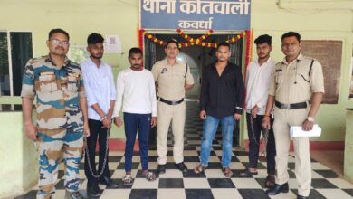 सड़क पर पटाखे फोड़कर शान दिखाना पड़ा भारी: 4 गिरफ्तार, बाकी की तलाश जारी