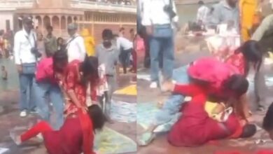 हरिद्वार के हरकी पौड़ी में तीन महिलाओं के बीच जमकर चले लात-घूंसे हरिद्वार के हरकी पौड़ी में तीन महिलाओं के बीच जमकर चले लात-घूंसे