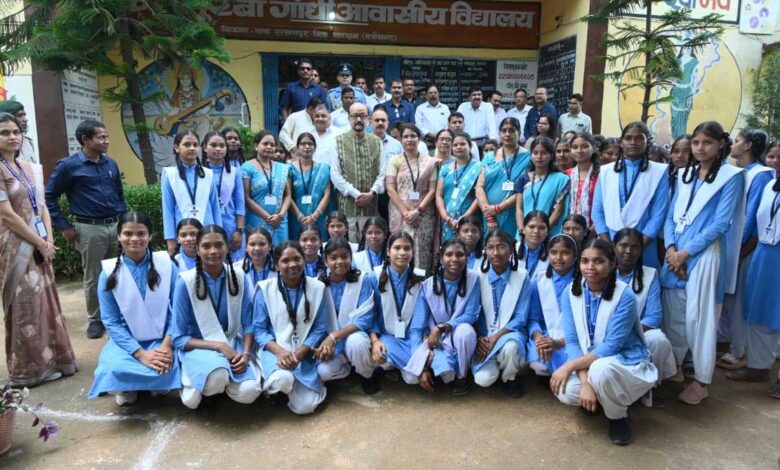 कस्तूरबा गांधी बालिका आवासीय विद्यालय रजपुरीकला पहुंचे राज्यपाल रमेन डेका कस्तूरबा गांधी बालिका आवासीय विद्यालय रजपुरीकला पहुंचे राज्यपाल रमेन डेका