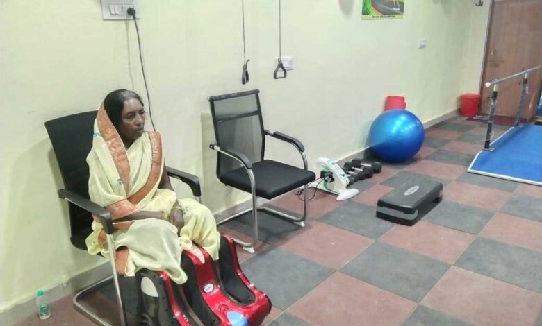 स्वास्थ्य देखभाल केन्द्र में बुजुर्गों को मिलने लगी राहत, फिजियोथेरेपी और पंचकर्म कराने पहुंच रहे हैं मरीज स्वास्थ्य देखभाल केन्द्र में बुजुर्गों को मिलने लगी राहत, फिजियोथेरेपी और पंचकर्म कराने पहुंच रहे हैं मरीज