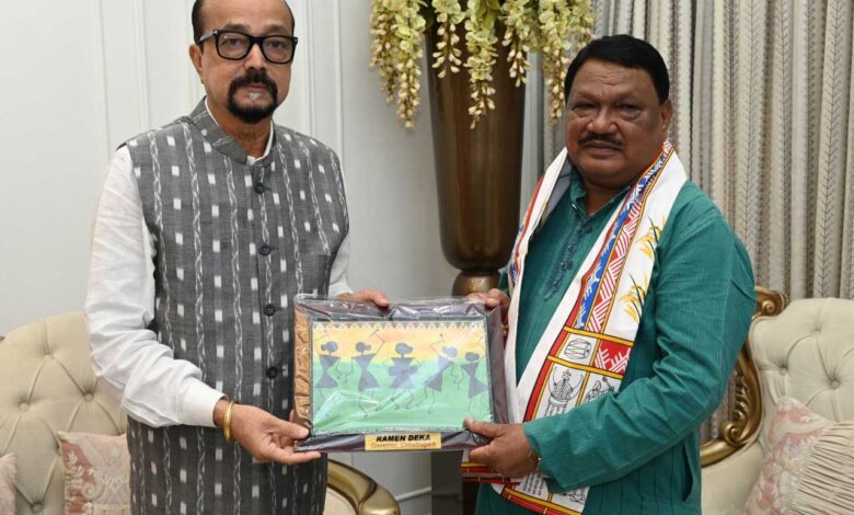 राज्यपाल श्री रमेन डेका से जनजातीय मामलों के केन्द्रीय मंत्री ओराम नेे सौजन्य भेंट की राज्यपाल श्री रमेन डेका से जनजातीय मामलों के केन्द्रीय मंत्री ओराम नेे सौजन्य भेंट की