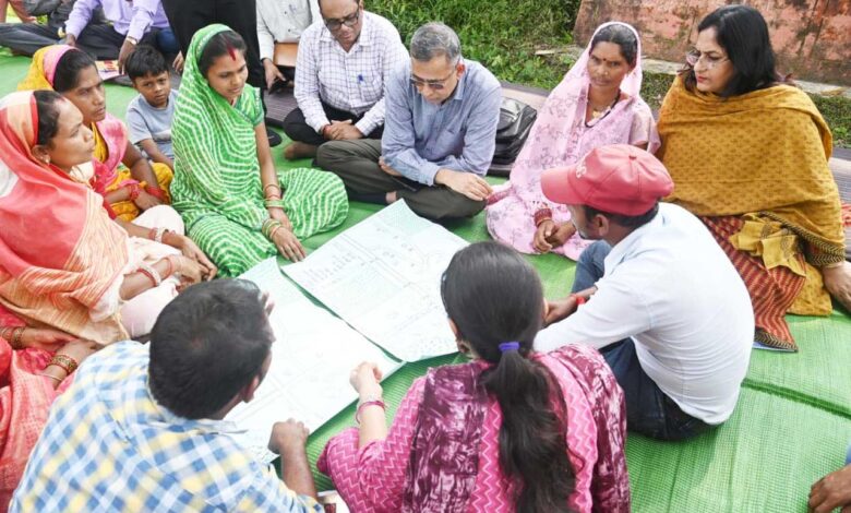 आदि कर्मयोगी अभियान के राज्य नोडल अधिकारी श्री एम. राज मुरूगन कबीरधाम के ग्रामीणों से किया सीधा संवाद