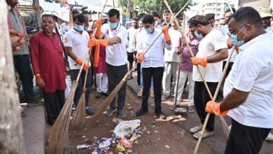 राजस्व मंत्री श्री टंक राम वर्मा ने खेल मैदान में सफाई कर दिया स्वच्छता का संदेश राजस्व मंत्री श्री टंक राम वर्मा ने खेल मैदान में सफाई कर दिया स्वच्छता का संदेश