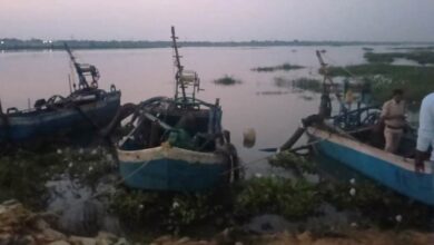 अवैध रेत उत्खनन के मामले में चार नौकाएं जब्त अवैध रेत उत्खनन के मामले में चार नौकाएं जब्त