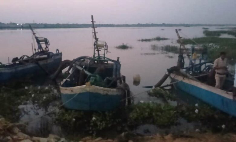 अवैध रेत उत्खनन के मामले में चार नौकाएं जब्त अवैध रेत उत्खनन के मामले में चार नौकाएं जब्त