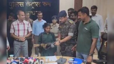 इंसास के साथ 23 साल की इनामी नक्सली सुनीता ने किया सरेंडर