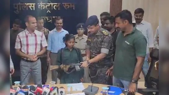 इंसास के साथ 23 साल की इनामी नक्सली सुनीता ने किया सरेंडर