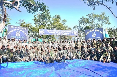 कोरबा । बिलासपुर-उरगा भारतमाला हाईवे पर बदमाशों ने एक युवक को बेरहमी से पीटा। उन्होंने युवक से मोबाइल, नगदी और कान की बाली लूट ली।  बदमाशों ने जबरन फोन पे के माध्यम से भी रकम ट्रांसफर कराई। युवक को अधमरा समझकर बदमाश मौके से फरार हो गए। बताया जा रहा 23 नवंबर की शाम सुनसान सड़क पर बदमाश लूट की नियत से वहां पहले से मौजूद थे। पैसे-मोबाइल लूटे बावजूद इसके युवक को इतना मारा कि वह बेहोश हो गया था। किसी तरह होश आने के बाद वह अस्पताल पहुंचा। युवक के शरीर के कई अंगों में गंभीर चोट पहुंची है।  पीड़ित युवक का नाम प्रितेश मिर्झा (28) है, जो मोतीसागर पारा का रहने वाला है और एलआईपीएल नामक कंपनी में कार्यरत है। यह घटना 23 नवंबर शाम करीब 6 बजे की है, जब प्रितेश पंतोरा से अपने घर लौट रहा था। तभी तरदा के पास भारतमाला हाईवे पर 5-6 युवकों ने उसका रास्ता रोक लिया।  बदमाशों ने प्रितेश से रुपयों की मांग की। जब उसने पैसे न होने की बात कही, तो उन्होंने गाली-गलौज करते हुए हाथ, मुक्के, लाठी-डंडों और बेल्ट से उसकी पिटाई शुरू कर दी। डरकर प्रितेश ने अपने पास मौजूद नगदी और फोन पे से रकम ट्रांसफर कर दी। बदमाशों ने उसके कान से सोने की बाली भी छीन ली।  सामान लूटने के बाद भी बदमाशों ने प्रितेश की पिटाई जारी रखी, जिससे वह बेहोश होकर सड़क पर गिर गया। उसे मृत समझकर बदमाश मौके से भाग निकले।  करीब आधे घंटे बाद होश आने पर प्रितेश किसी तरह पास के टोल प्लाजा पहुंचा। टोल प्लाजा पर तैनात सुरक्षा कर्मियों को प्रितेश ने अपनी आपबीती सुनाई। उनकी मदद से उसने अपने परिजनों को घटना की सूचना दी। सूचना मिलते ही परिजन मौके पर पहुंचे और गंभीर हालत में प्रितेश को मेडिकल कॉलेज अस्पताल में भर्ती कराया, जहां उसका इलाज चल रहा है।  जिला अस्पताल चौकी प्रभारी विश्व नारायण चौहान ने बताया कि पीड़ित का बयान दर्ज कर लिया गया है और आगे की कार्रवाई की जा रही है।