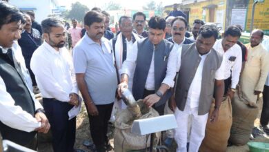 राजस्व मंत्री टंकराम वर्मा ने कांकेर जिला के मालगांव खरीदी केन्द्र में पूजा अर्चना कर धान खरीदी का किया शुभारंभ राजस्व मंत्री टंकराम वर्मा ने कांकेर जिला के मालगांव खरीदी केन्द्र में पूजा अर्चना कर धान खरीदी का किया शुभारंभ