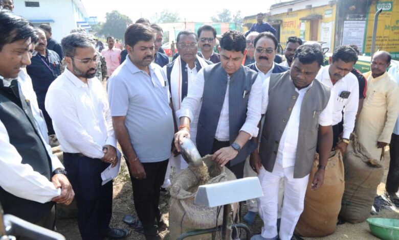 राजस्व मंत्री टंकराम वर्मा ने कांकेर जिला के मालगांव खरीदी केन्द्र में पूजा अर्चना कर धान खरीदी का किया शुभारंभ राजस्व मंत्री टंकराम वर्मा ने कांकेर जिला के मालगांव खरीदी केन्द्र में पूजा अर्चना कर धान खरीदी का किया शुभारंभ