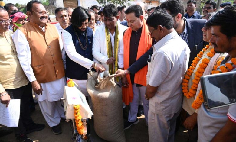 जिले मे आज से धान खरीदी शुरू, झालखम्हरिया केंद्र में कैबिनेट मंत्री खुशवंत साहेब एवं विधायक द्वय योगेश्वर राजू सिन्हा, एवं संपत अग्रवाल की उपस्थिति में हुआ शुभारंभ जिले मे आज से धान खरीदी शुरू, झालखम्हरिया केंद्र में कैबिनेट मंत्री खुशवंत साहेब एवं विधायक द्वय योगेश्वर राजू सिन्हा, एवं संपत अग्रवाल की उपस्थिति में हुआ शुभारंभ