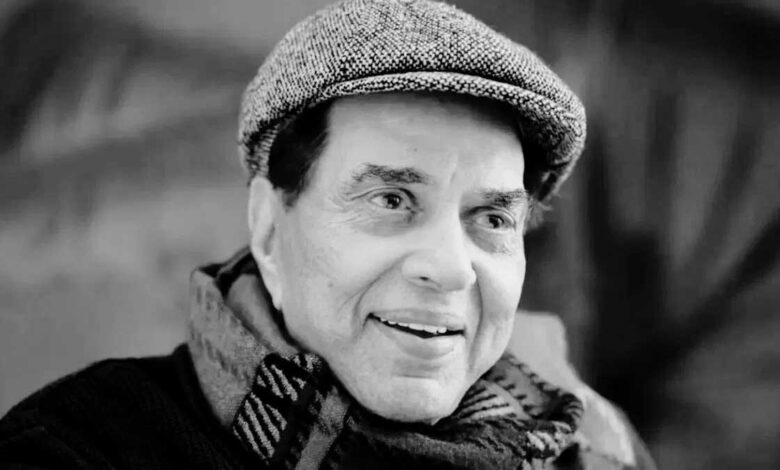 अस्पताल से डिस्चार्ज हुए धर्मेंद्र, घर के बाहर फैंस का जमावड़ा अस्पताल से डिस्चार्ज हुए धर्मेंद्र, घर के बाहर फैंस का जमावड़ा