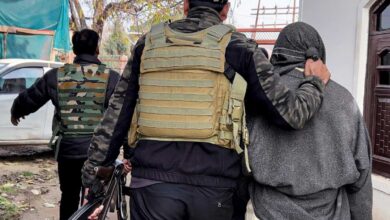 दिल्ली धमाके के बाद कश्मीर में 500 ठिकानों पर छापेमारी, 600 हिरासत में; सफेदपोश मॉड्यूल पर शिकंजा दिल्ली धमाके के बाद कश्मीर में 500 ठिकानों पर छापेमारी, 600 हिरासत में; सफेदपोश मॉड्यूल पर शिकंजा