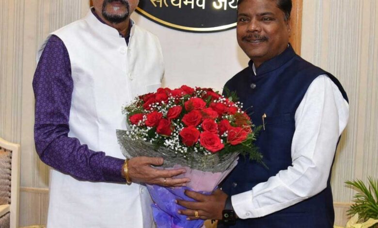 राज्यपाल डेका से वन मंत्री केदार कश्यप ने की सौजन्य भेंट
