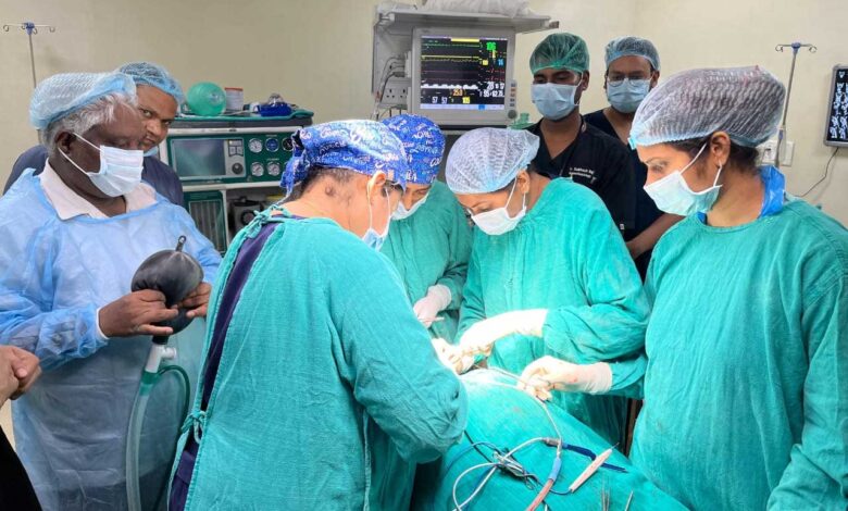 रायगढ़ मेडिकल कॉलेज में डेढ़ दशक से गले की बढ़ती गांठ से परेशान महिला का सफल ऑपरेशन रायगढ़ मेडिकल कॉलेज में डेढ़ दशक से गले की बढ़ती गांठ से परेशान महिला का सफल ऑपरेशन