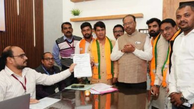 नामांकन दाखिल करते भाजपा प्रत्याशी नामांकन दाखिल करते भाजपा प्रत्याशी