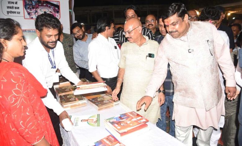 स्कूल शिक्षा मंत्री श्री यादव ने किया स्टॉलों का अवलोकन, योजनाओं की सराहना की