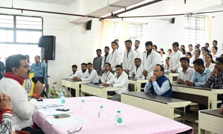 चिकित्सकों के लिए मानव स्वास्थ्य सेवा से बढ़कर, कोई खुशी और आनंद नहीं – उप मुख्यमंत्री विजय शर्मा चिकित्सकों के लिए मानव स्वास्थ्य सेवा से बढ़कर, कोई खुशी और आनंद नहीं – उप मुख्यमंत्री विजय शर्मा