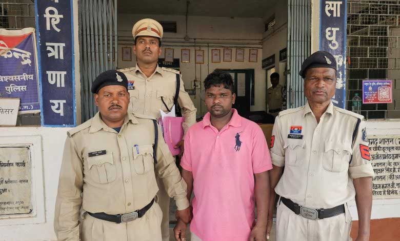 3 साल से फरार आरोपी को पुलिस ने पकड़ा मामला दुलदुला थाना क्षेत्र का  सोशल मीडिया पर की दोस्ती, मोबाइल पर की वर्चुअल शादी, ब्लैकमेल कर सुहागरात मनाने दोस्त को भेजना पड़ा महंगा, आरोपी गिरफ्तार