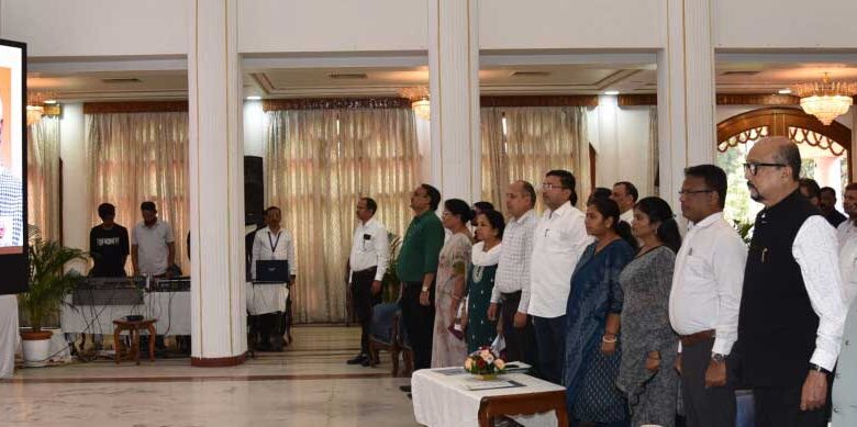 राजभवन में ‘वंदे मातरम्’ के 150 वर्ष पर सामूहिक गायन राजभवन में ‘वंदे मातरम्’ के 150 वर्ष पर सामूहिक गायन